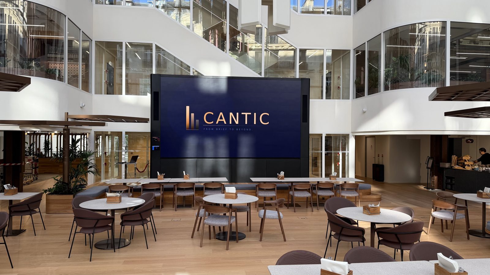 Installation audiovisuelle par CANTIC — mur LED grand format en France